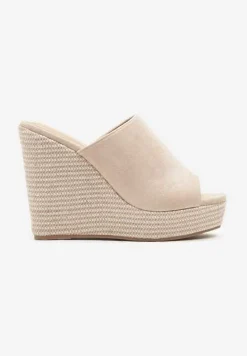 Beżowe Klapki z Szerokim Paskiem i Plecionym Koturnem Relivan