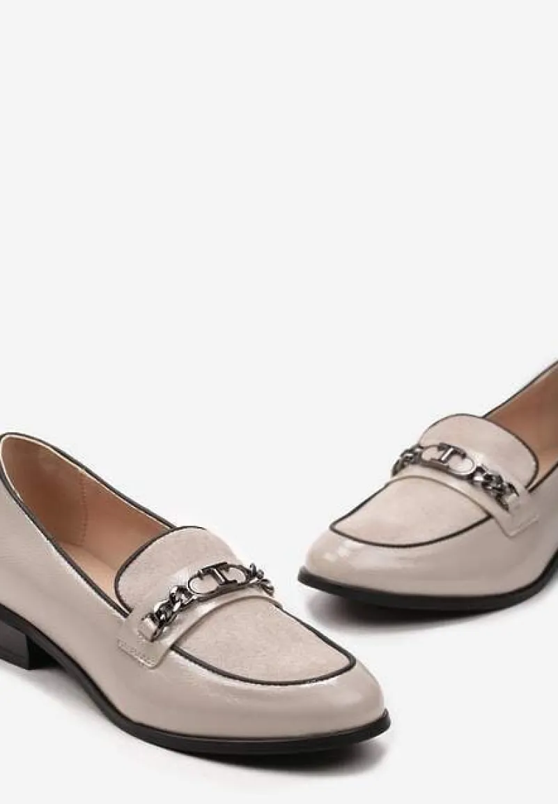 Beżowe Lakierowane Mokasyny w Stylu Loafersów z Klamrą i Skórzaną Wkładką Darnifa