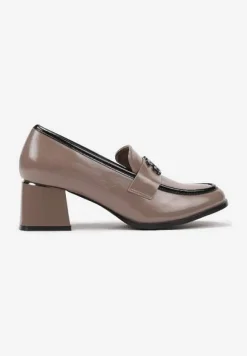 Beżowe Półbuty na Słupku w Stylu Loafersów z Metaliczną Aplikacją i Skórzaną Wkładką Tinolyn