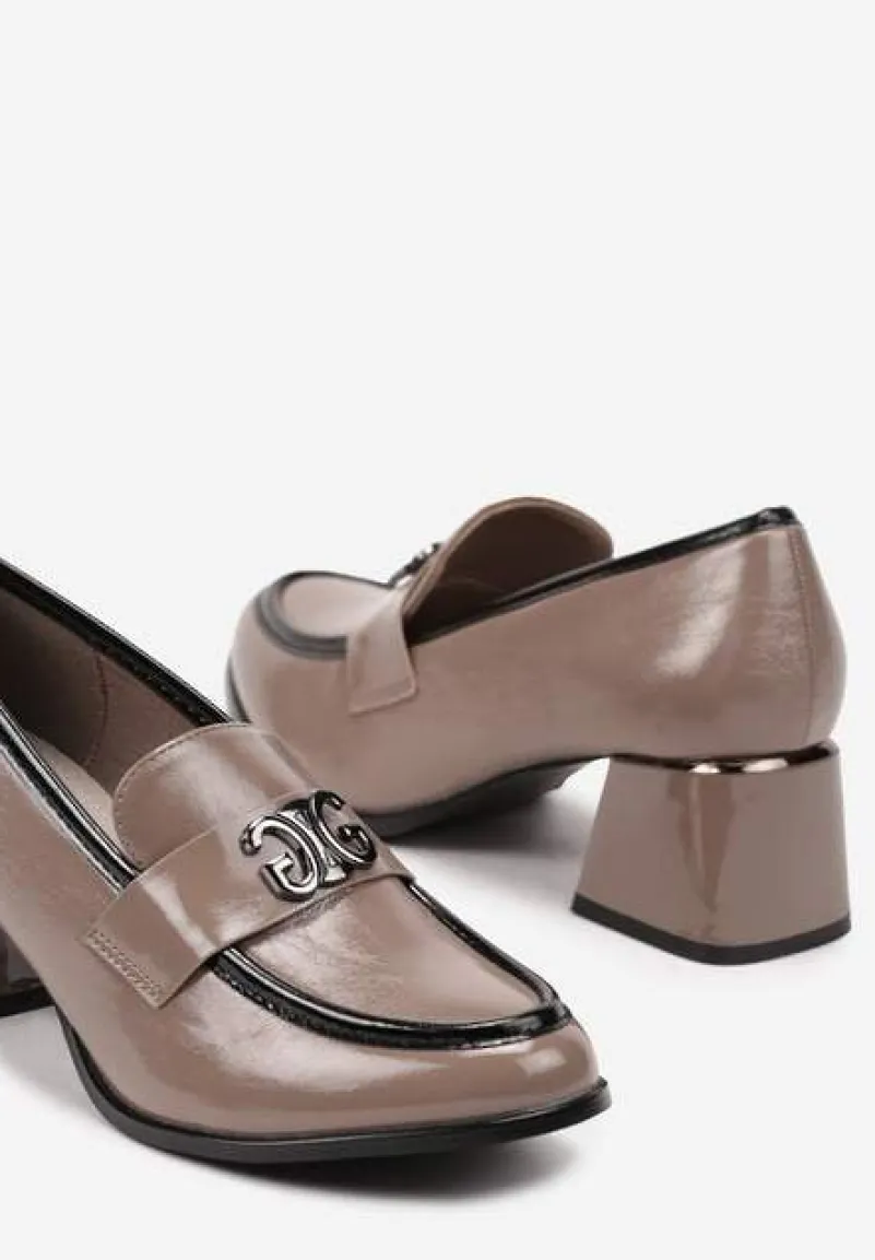 Beżowe Półbuty na Słupku w Stylu Loafersów z Metaliczną Aplikacją i Skórzaną Wkładką Tinolyn