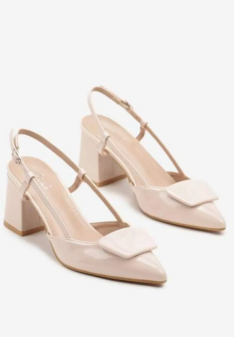 Beżowe Sandały Lakierowane na Słupku Slingback z Ozdobą na Nosku Vommea