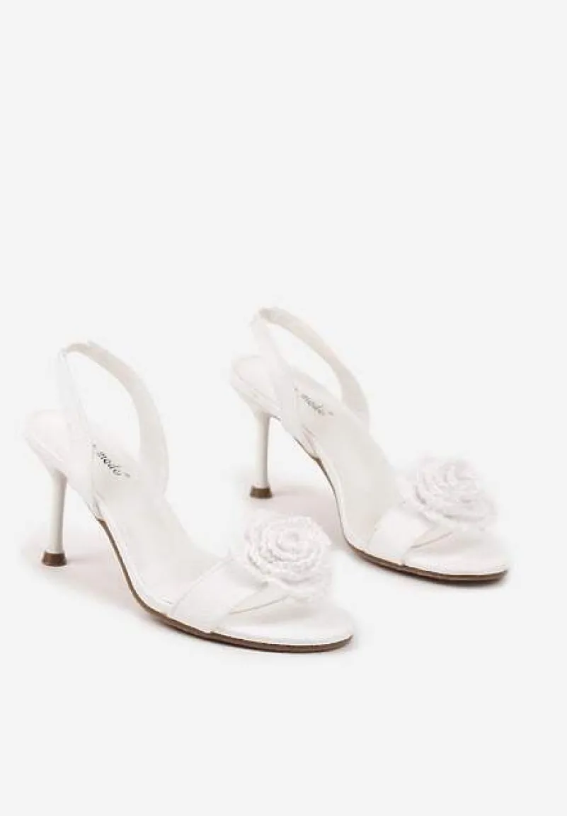 Białe Sandały na Obcasie z Kwiatkiem w Szydełkowym Stylu Calfitis