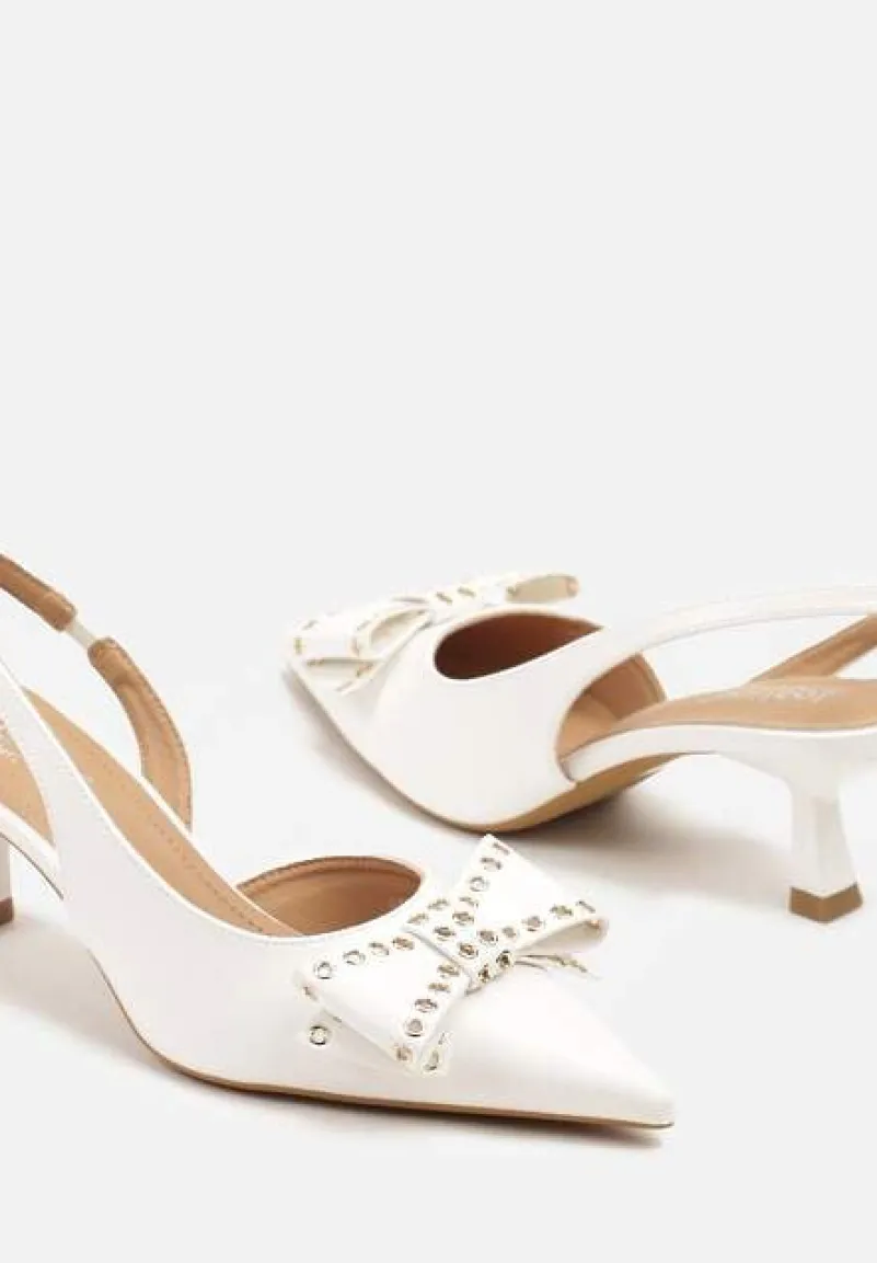 Białe Sandały Slingback na Kaczuszce Zdobione Kokardą z Nitami Rizonna