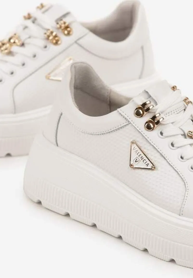Białe Skórzane Sneakersy na Platformie Ozdobione Aplikacją Doliresa