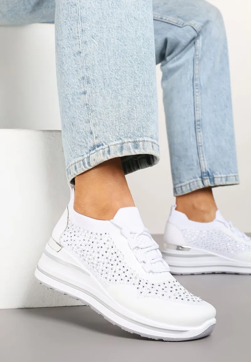 Białe Sneakersy na Koturnie Ozdobione Metaliczną Aplikacją i Cyrkoniami Fasilna