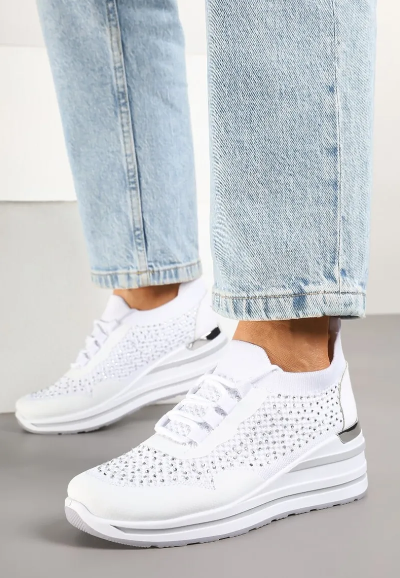Białe Sneakersy na Koturnie Ozdobione Metaliczną Aplikacją i Cyrkoniami Fasilna