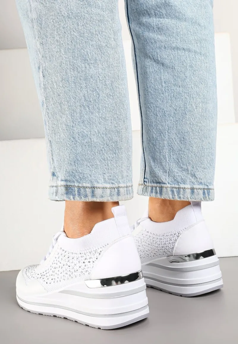 Białe Sneakersy na Koturnie Ozdobione Metaliczną Aplikacją i Cyrkoniami Fasilna