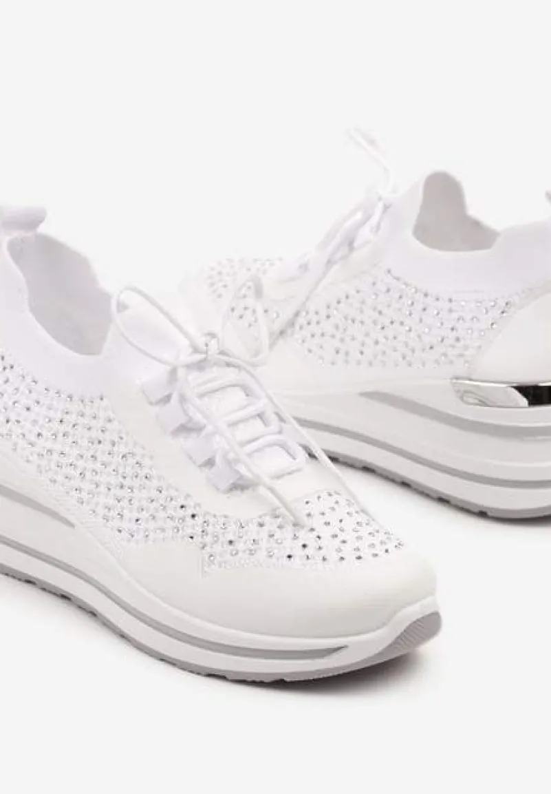 Białe Sneakersy na Koturnie Ozdobione Metaliczną Aplikacją i Cyrkoniami Fasilna