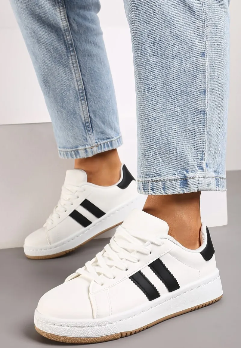 Białe Sneakersy na Płaskiej Podeszwie Ozdobione Kontrastowymi Paskami Navisella