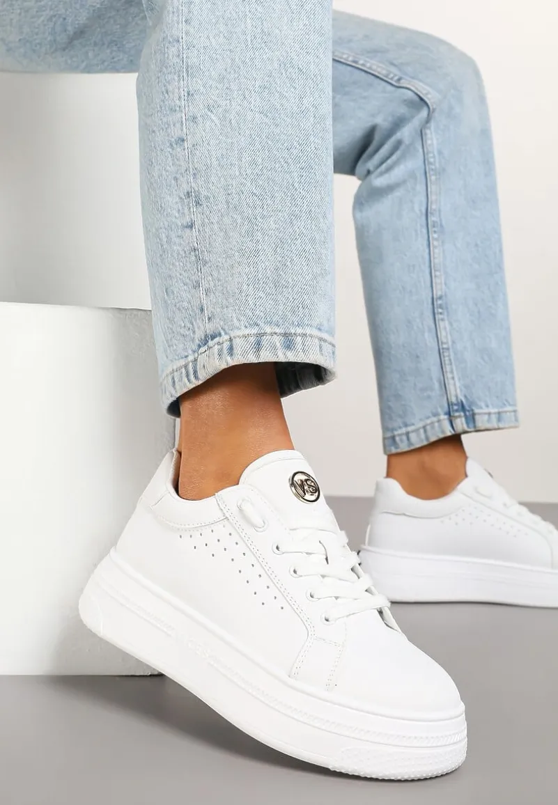 Białe Sneakersy Vices na Platformie Ozdobione Napisem i Perforacją Nonaritha