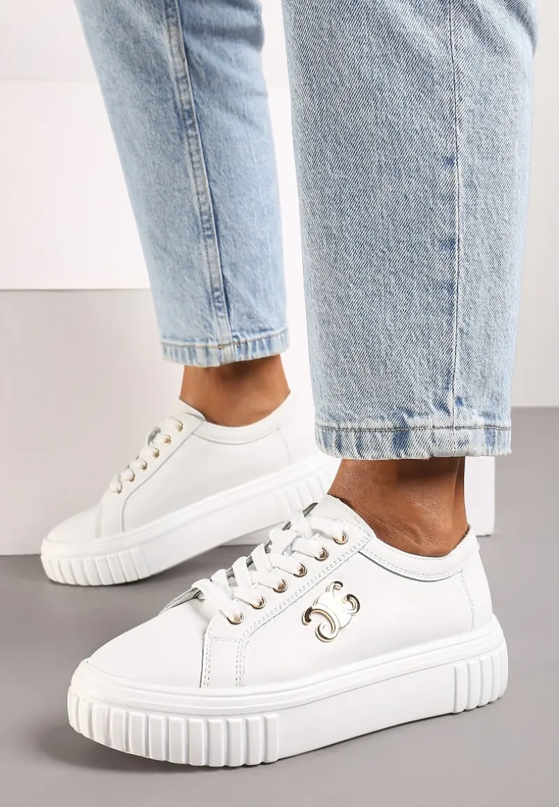 Białe Sneakersy ze Skóry Naturalnej na Grubej Podeszwie z Metalowym Detalem Evoniah