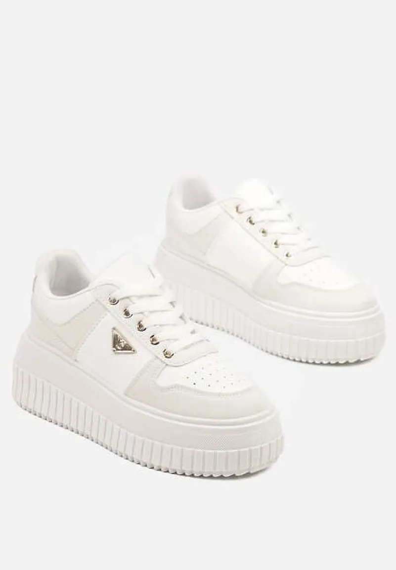 Białe Sznurowane Sneakersy Vices Tłoczonej Platformie Ozdobione Trójkątem Raviri