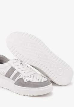 Biało-Szare Płaskie Sneakersy ze Skóry Naturalnej Ozdobione Paskami i Perforacją Floriwa