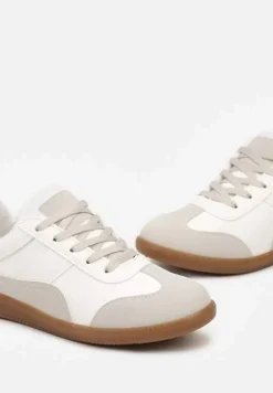 Biało-Szare Sneakersy z Ozdobnymi Przeszyciami przed Kostkę Redala