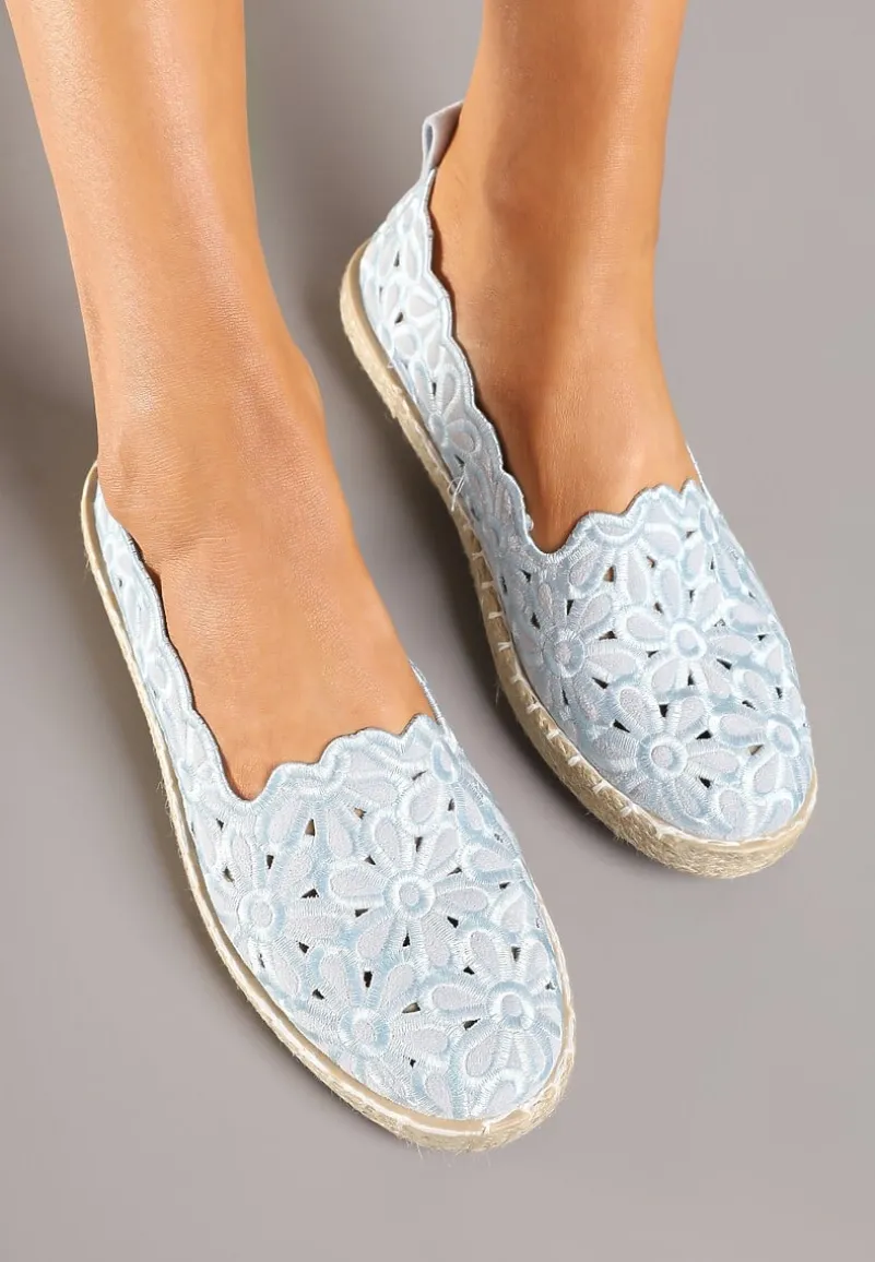Jasnoniebieskie Plecione Espadryle Vices z Kwiatowym Motywem z Ażurowymi Wycięciami Honavia