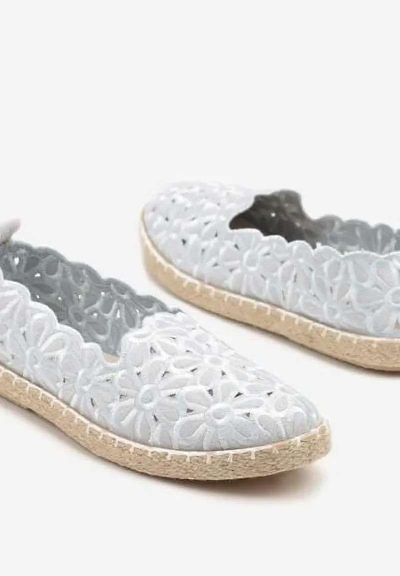 Jasnoniebieskie Plecione Espadryle Vices z Kwiatowym Motywem z Ażurowymi Wycięciami Honavia